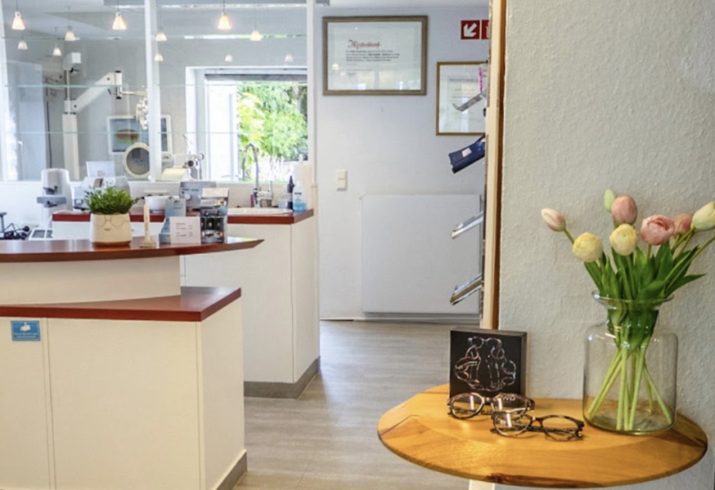 Werkstatt- und Messbereich mit Meisterbrief an der Wand