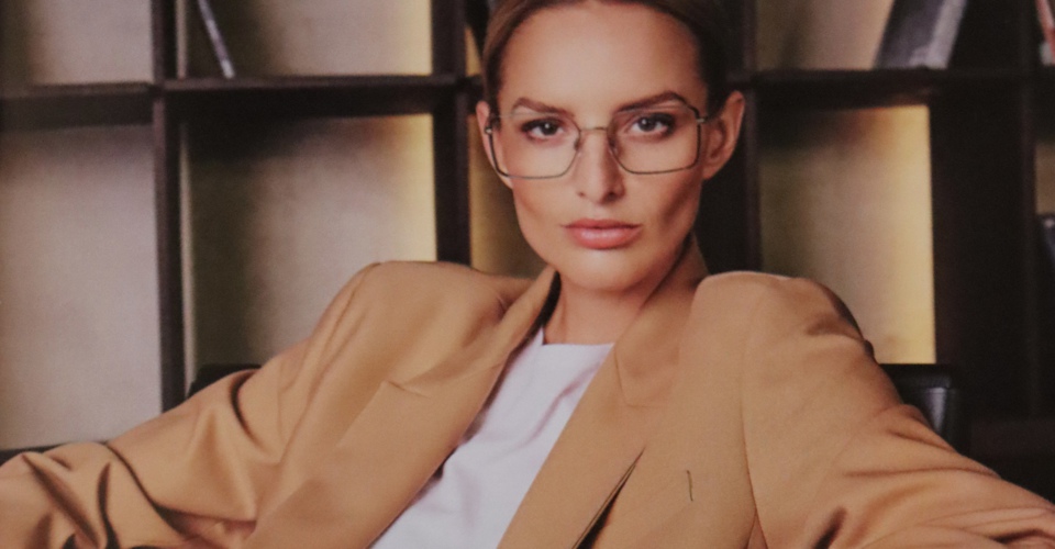 Frau mit moderner Brille